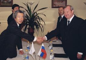 Koizumi meets Putin representative in Khabarovsk